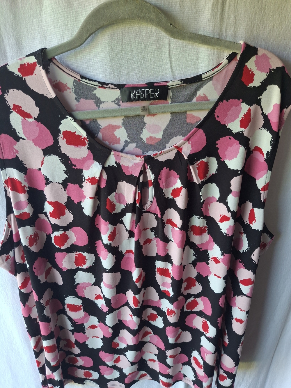 Kasper Sleeveless Printed Scoop Neck Top in Black and Pink